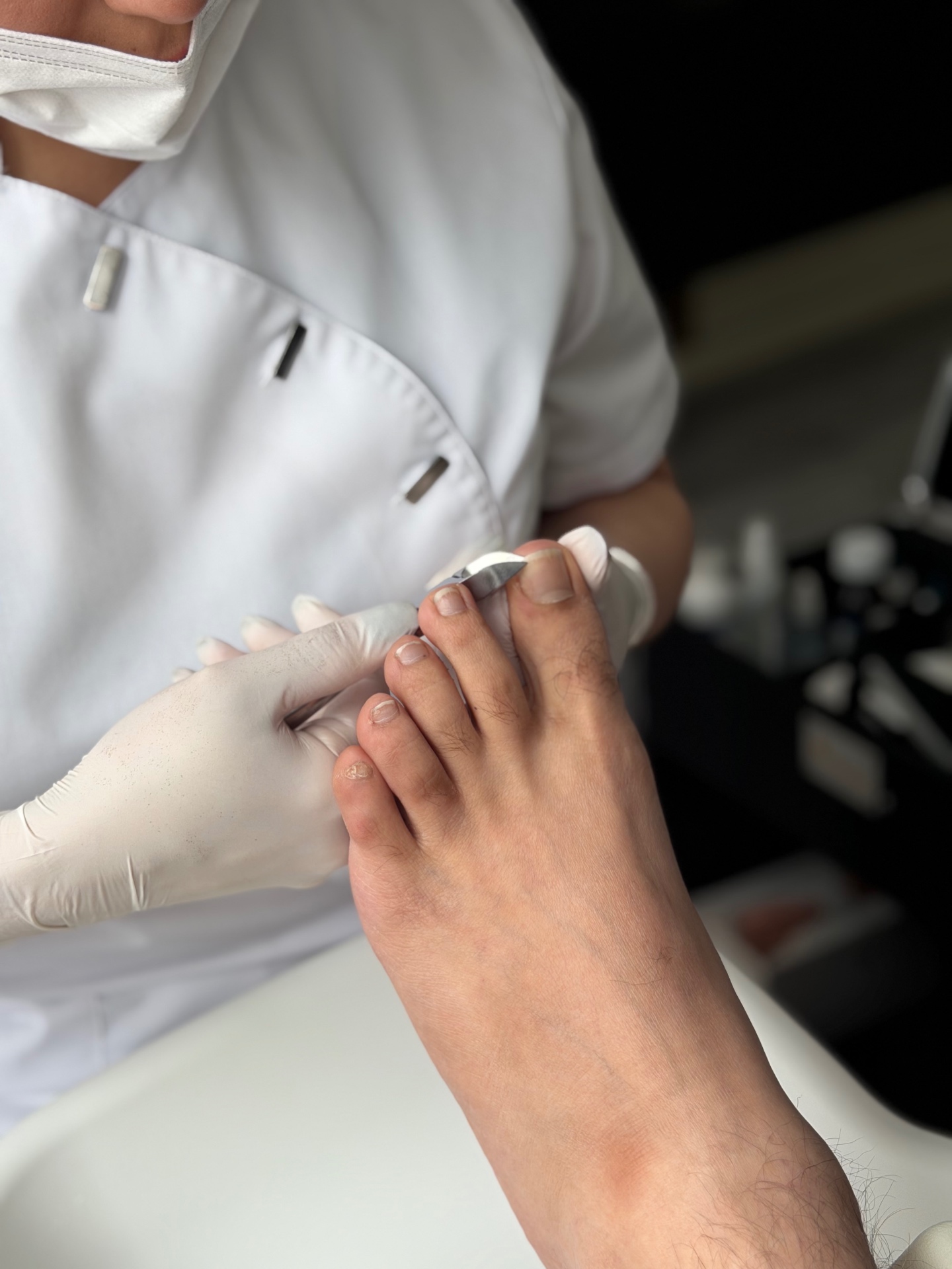 Behandeling van een voet tijdens een basispedicure